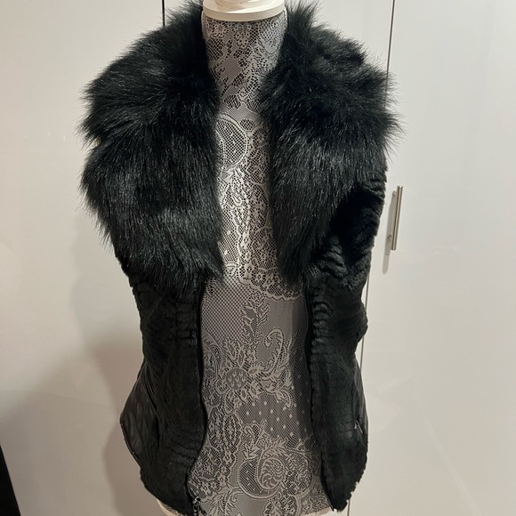 GUESS Black Faux Fur Vest with Quilted Details – Size XS - Picture 1 of 3